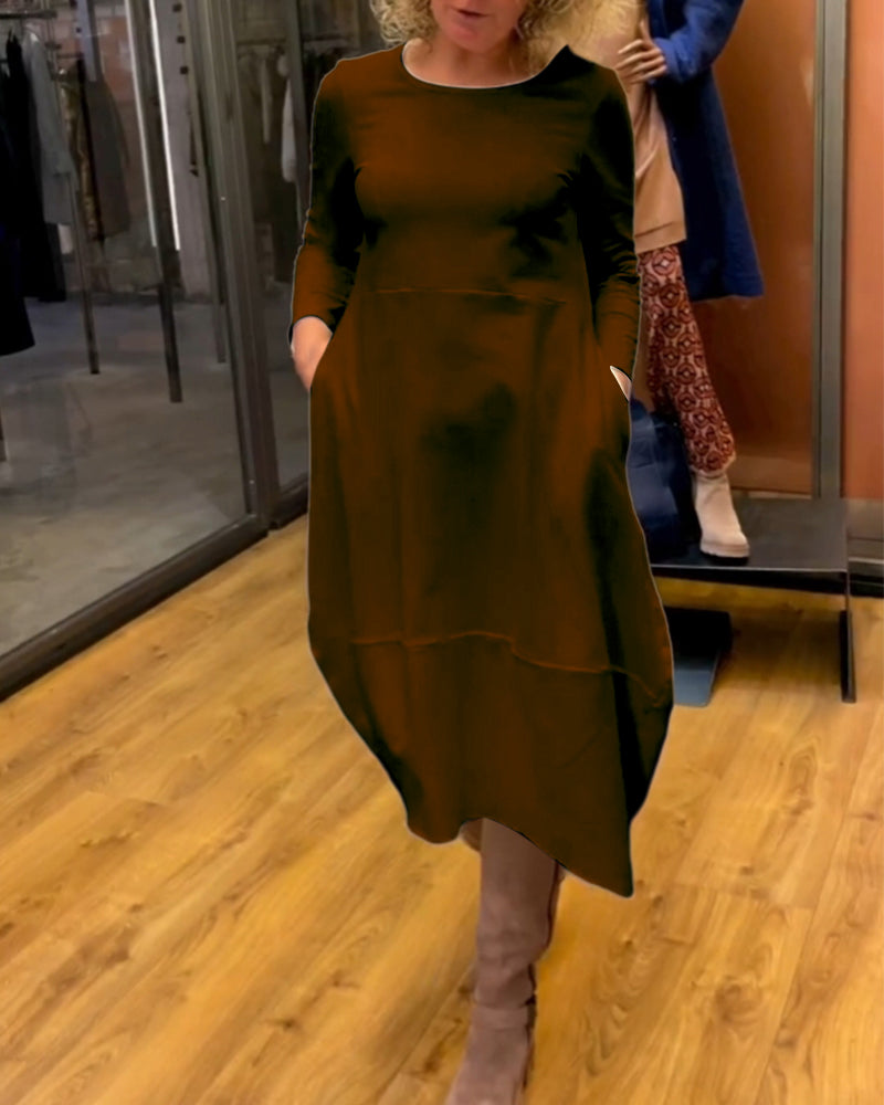 Seitenansicht des vielseitigen Damen Midikleids in A-Linie mit langen Ärmeln und praktischen Seitentaschen.