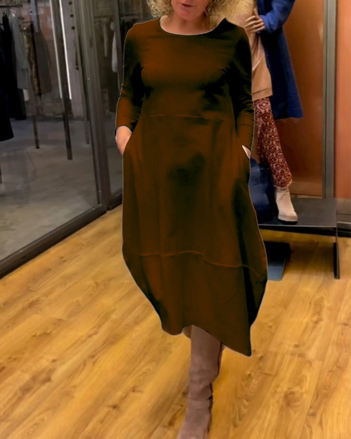 Seitenansicht des vielseitigen Damen Midikleids in A-Linie mit langen Ärmeln und praktischen Seitentaschen.