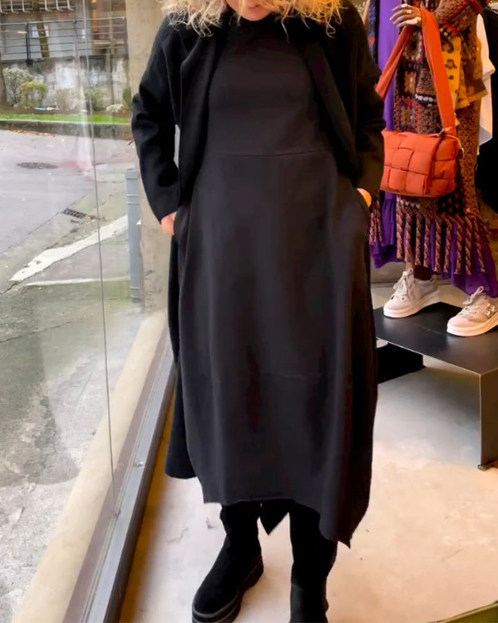 Frau im bequemen A-Linie Langarm Midikleid mit Taschen, perfekt für den Alltag im Herbst oder Winter.