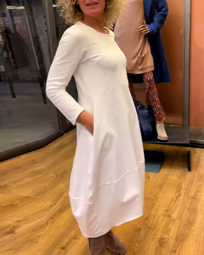 Vorderansicht des schicken Damen Langarm Midikleids in A-Linie mit praktischen Taschen. Ideales Herbstkleid.