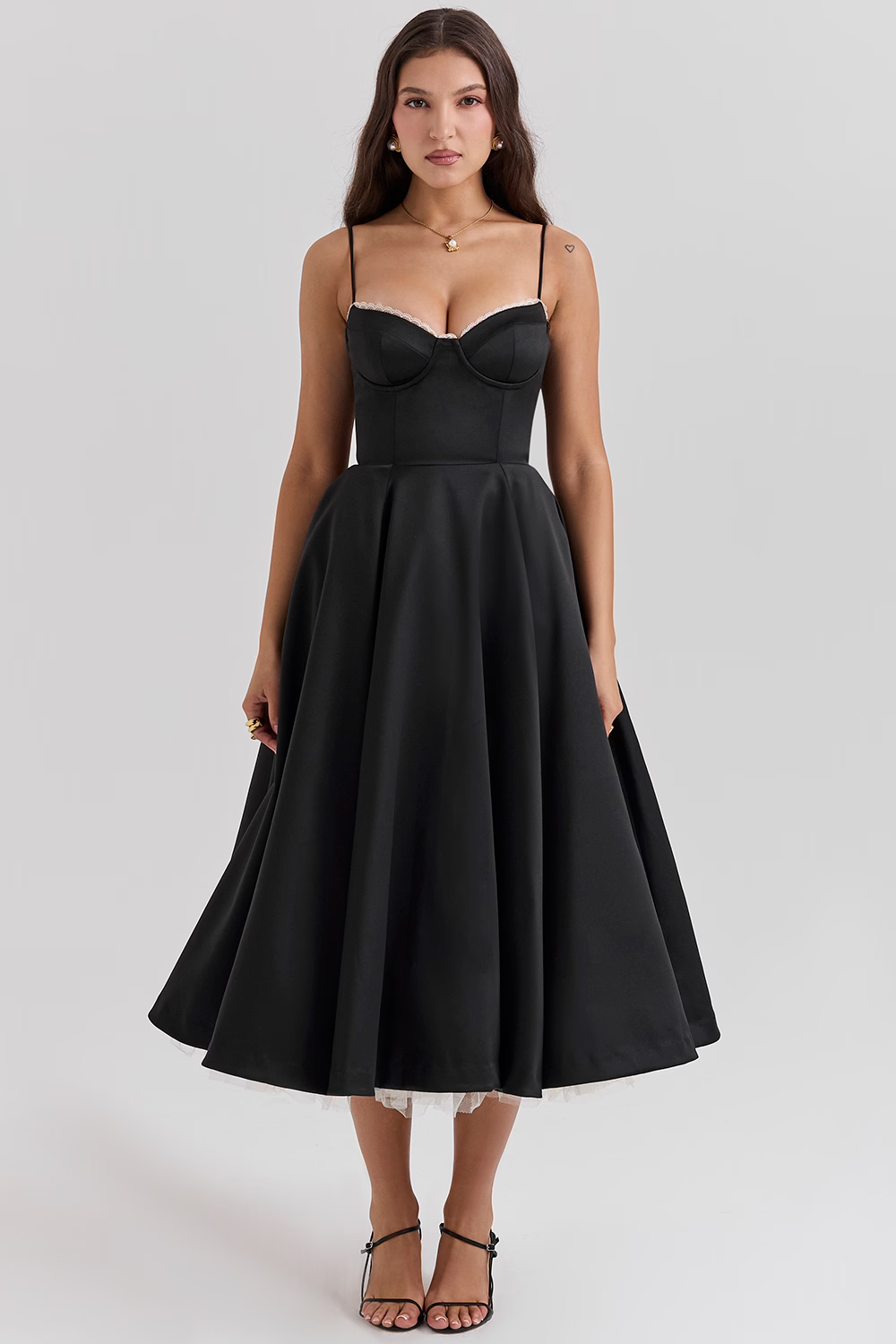 Schwungvolles Damen Midikleid mit eleganter A-Linie, figurbetont und perfekt für modische Herbst-Looks.