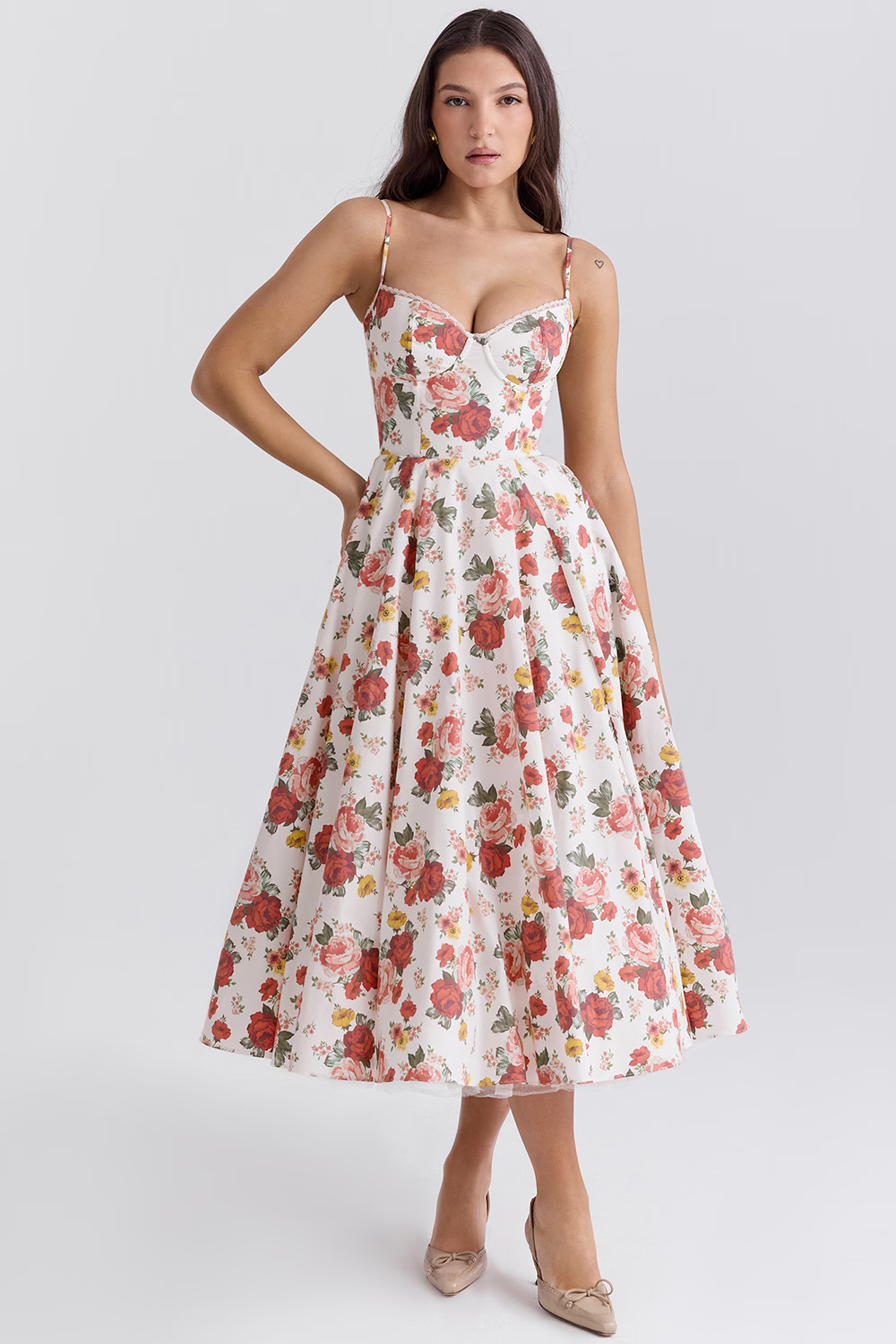 Damen Midikleid, fließende Silhouette, elegant und figurbetont, ideal für die Herbstmode-Kollektion.