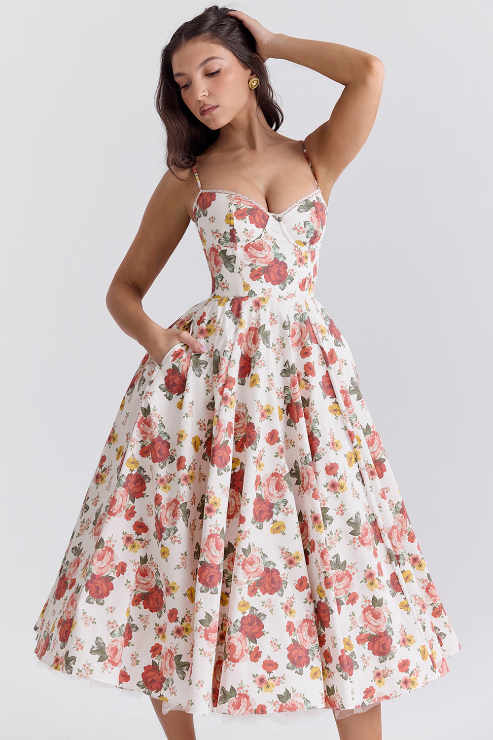 Midikleid für Damen mit eleganter, fließender A-Linien-Silhouette, figurbetont und herbsttauglich.