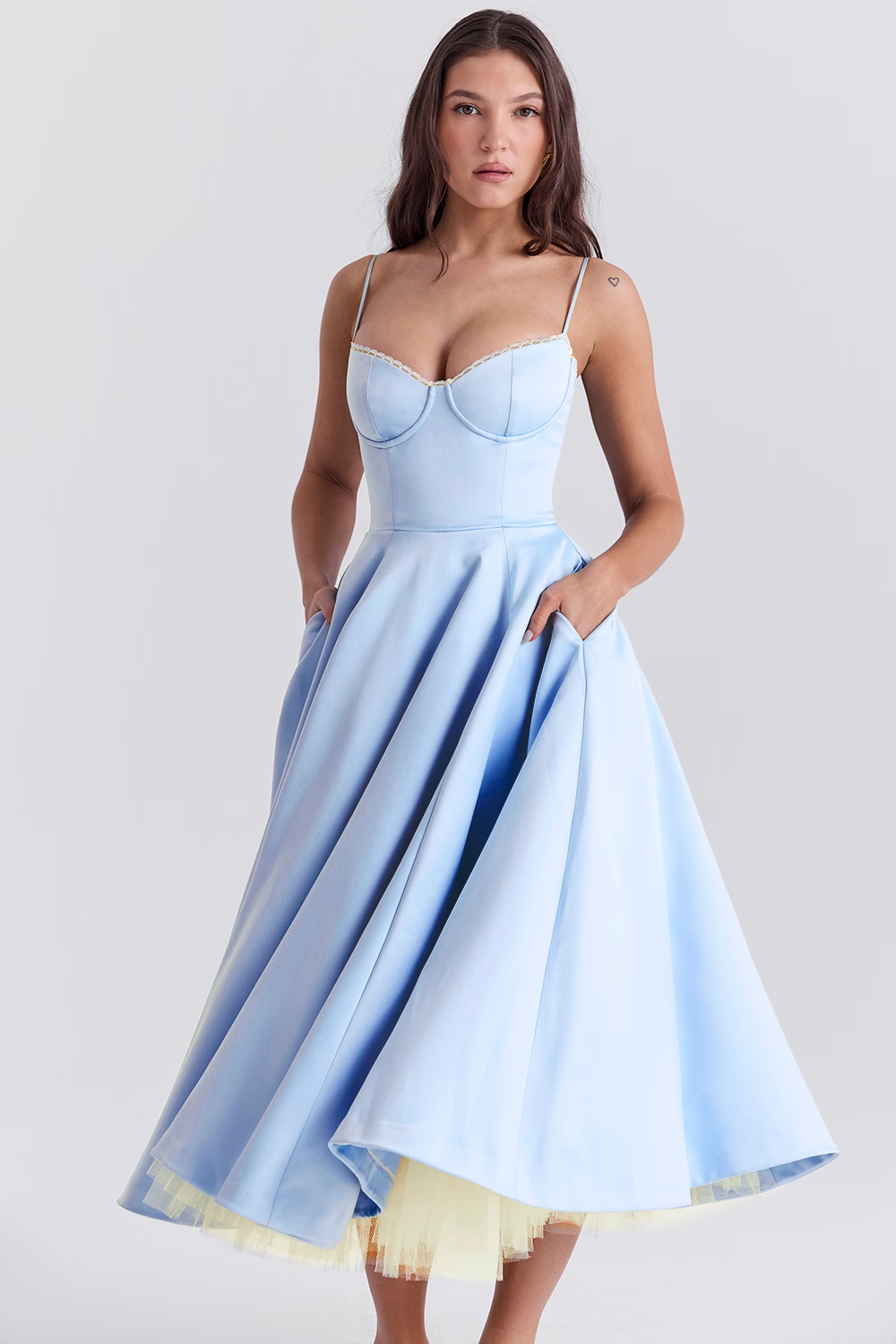 Figurbetontes Damen Midikleid mit eleganter, fließender Passform für vielseitige Herbst-Outfits.