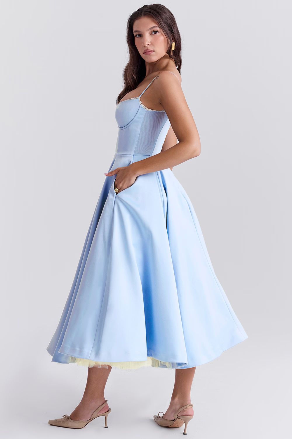 Vielseitiges Damen Midikleid, ideal für elegante Anlässe oder entspannte Freizeit im Herbst.