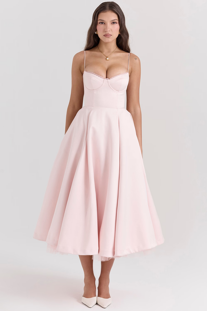 Fließendes Damen Midikleid mit eleganter Silhouette, schmeichelt der Figur und ist ideal für Herbstmode.