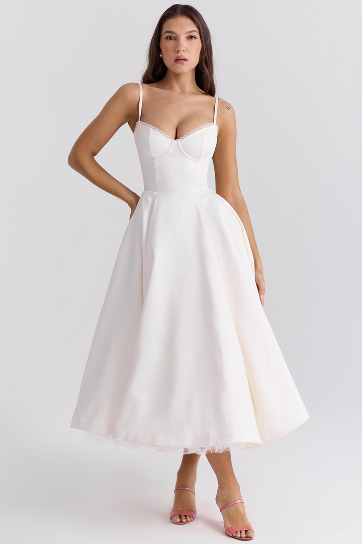 Zeitloses Damen Midikleid, elegant und figurbetont, perfekt für eine anspruchsvolle Herbstgarderobe.