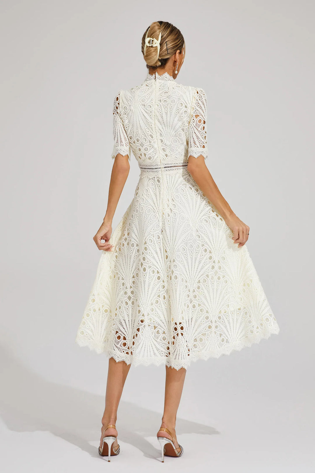 Weißes Midikleid für Damen, elegantes Design, das perfekte Cocktailkleid für Hochzeiten.