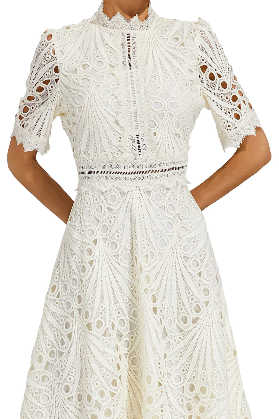 Stilvolles weißes Damenkleid, Midilänge, ideal als elegantes Partykleid für Sommerfeste.
