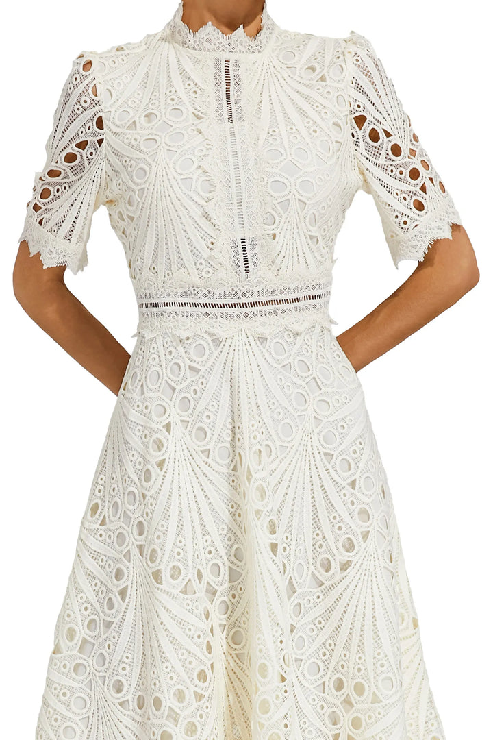 Stilvolles weißes Damenkleid, Midilänge, ideal als elegantes Partykleid für Sommerfeste.