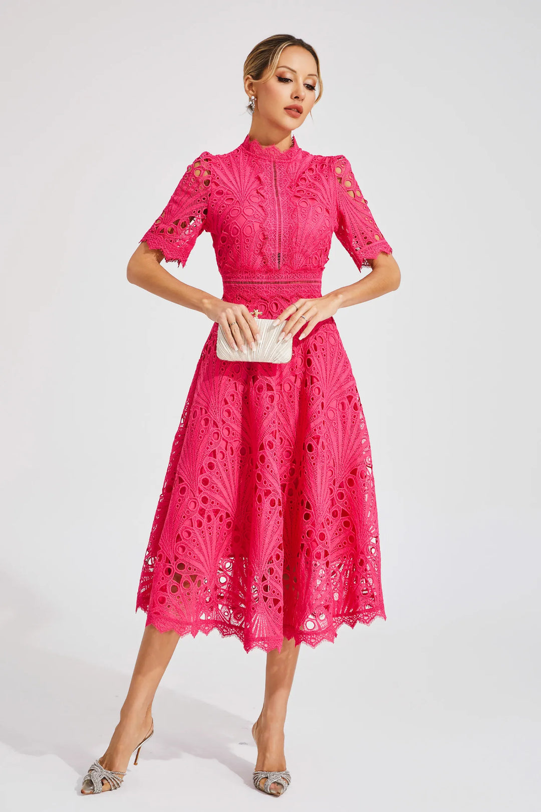 Feminines Midikleid für Damen, elegantes Design, ideal als Party- oder festliches Kleid.