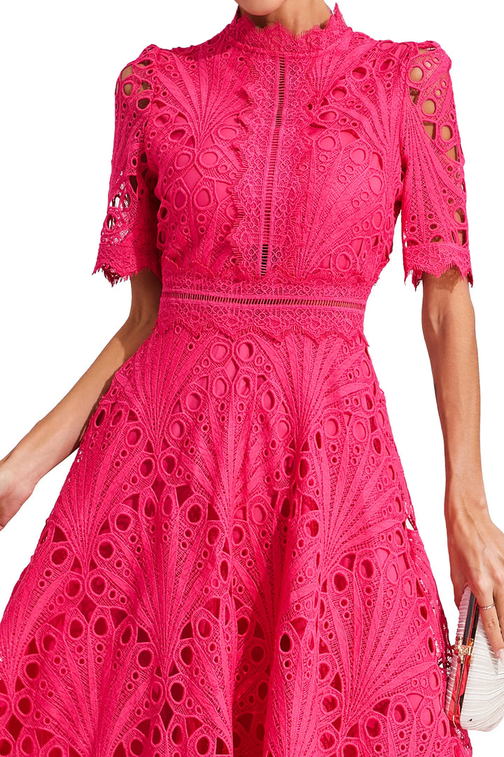 Elegantes rosa Damen Midikleid, stilvoll & feminin, ideal für festliche Anlässe.