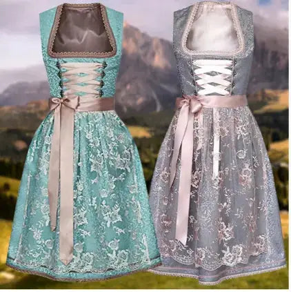 Graues Damen Dirndlkleid mit grünem Rock, besticktem Mieder und traditioneller Schnürung, ideal für Feste.
