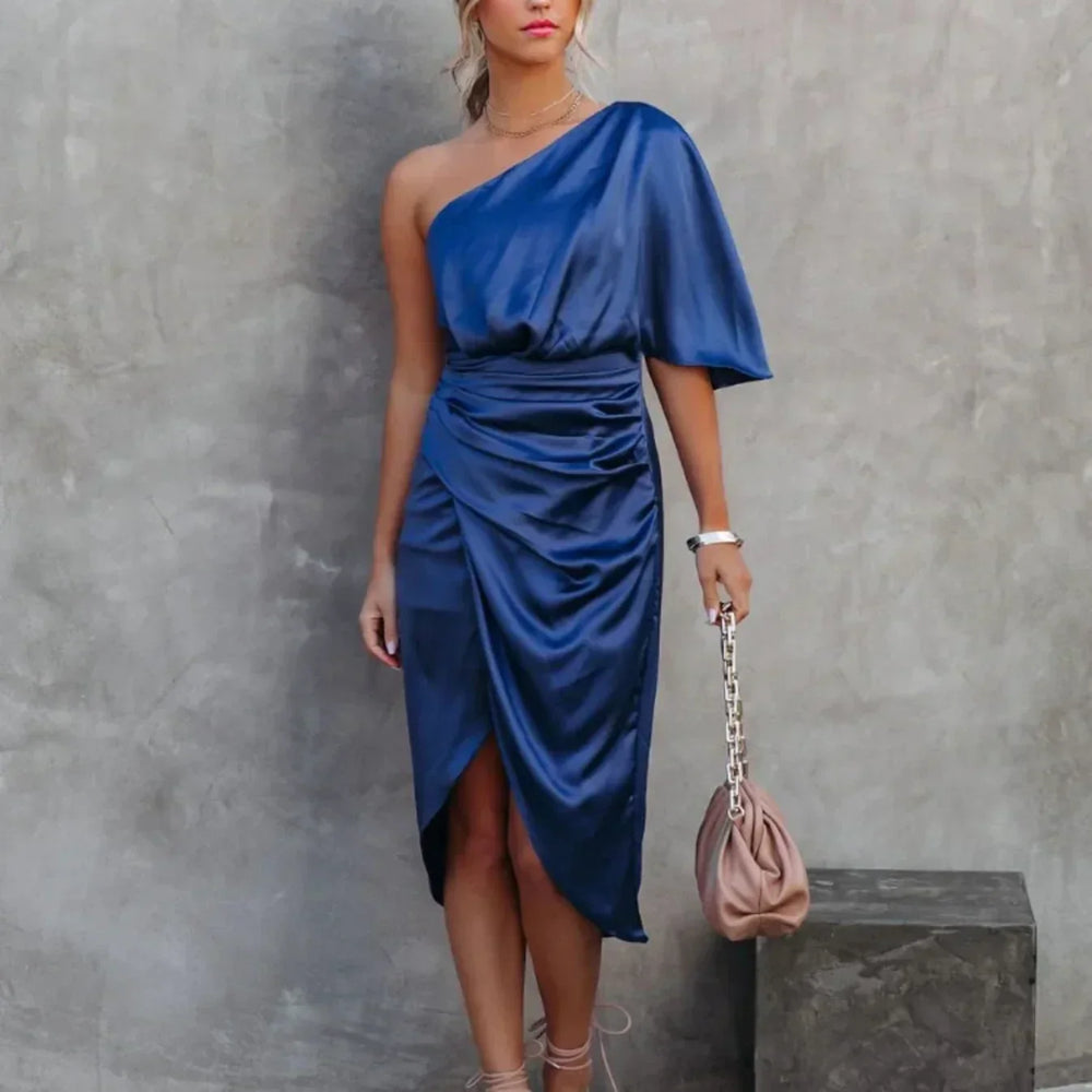 Blaues, feminines Damen One-Shoulder-Minikleid im Wickelstil. Modernes, kurzes Sommer-Partykleid.