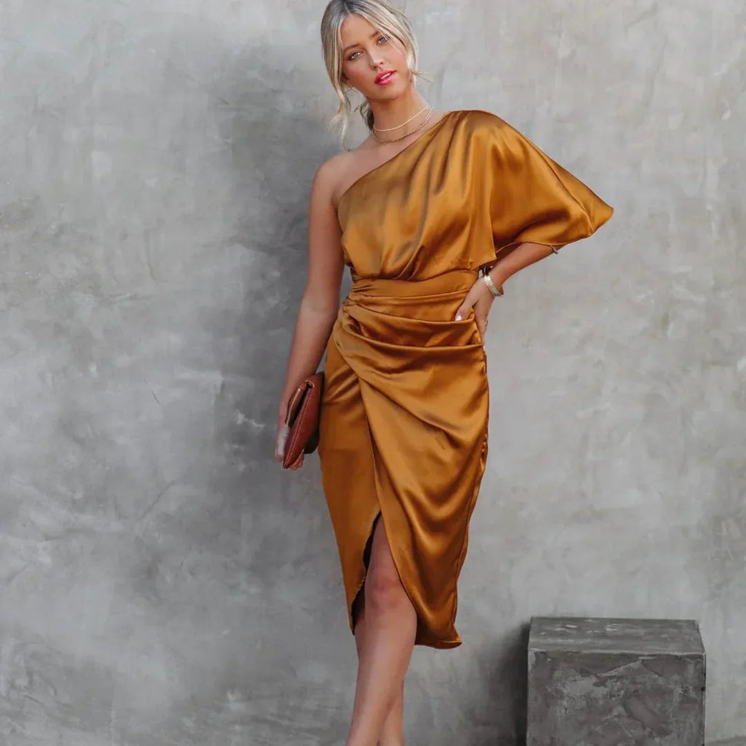 Modernes Damen Minikleid im Wickelstil mit One-Shoulder-Design. Elegantes, kurzes Sommer-Partykleid.