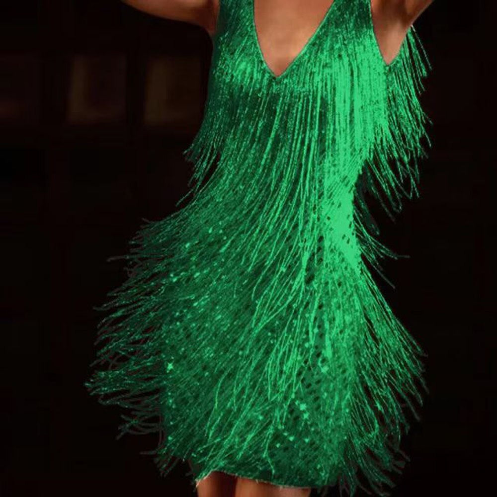 Festliches Damenkleid, kurz geschnitten und vollständig mit funkelnden Pailletten besetzt, sehr elegant.