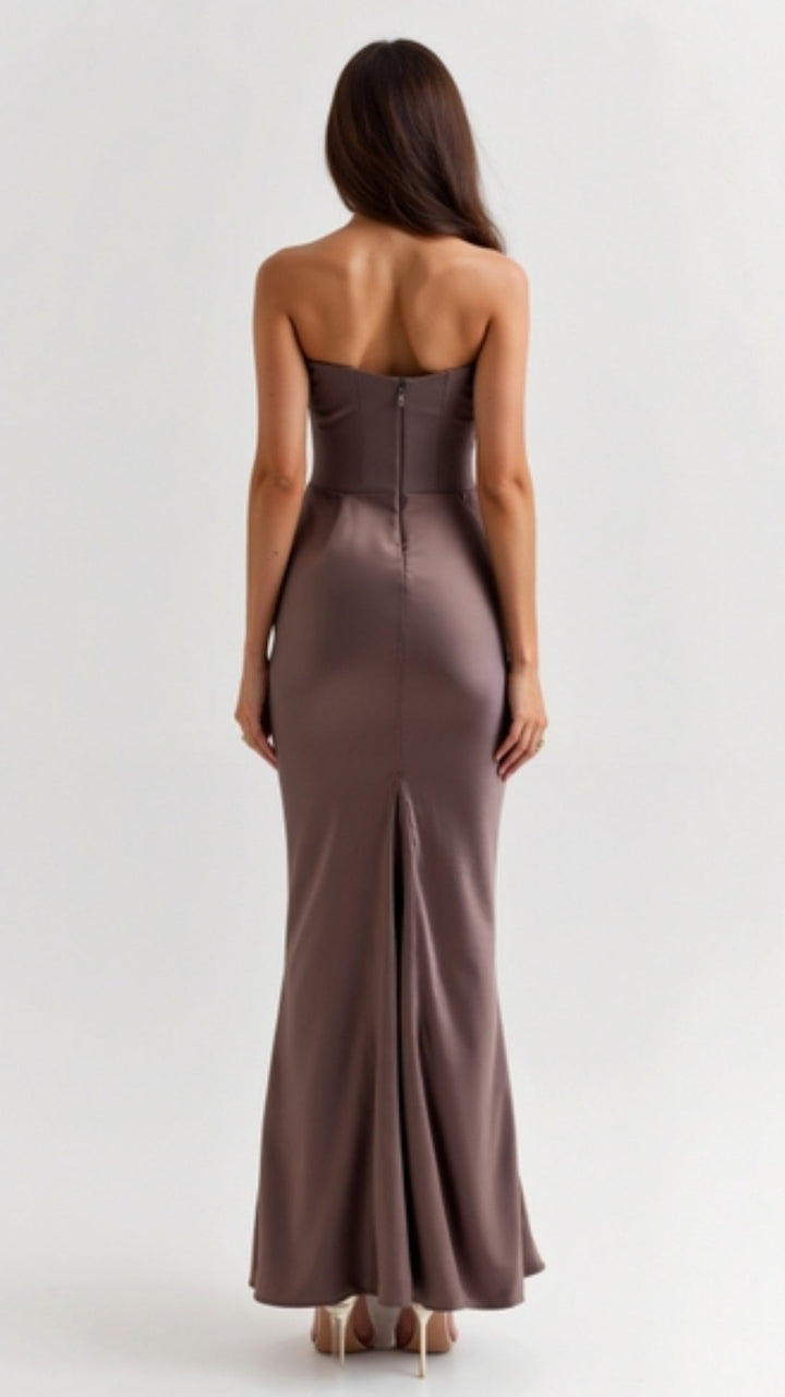 Schickes Hochzeitsgastkleid mit Säulen-Silhouette. Ein elegantes, bodenlanges Abendkleid für Damen.