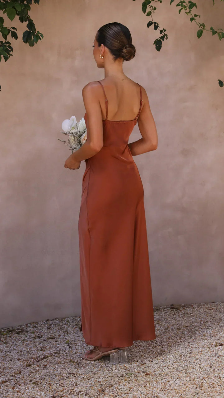 Latte-farbenes Damen Slip-Maxikleid, elegant & fließend, perfekt für Frühling, Sommer, Abend- oder Freizeit.