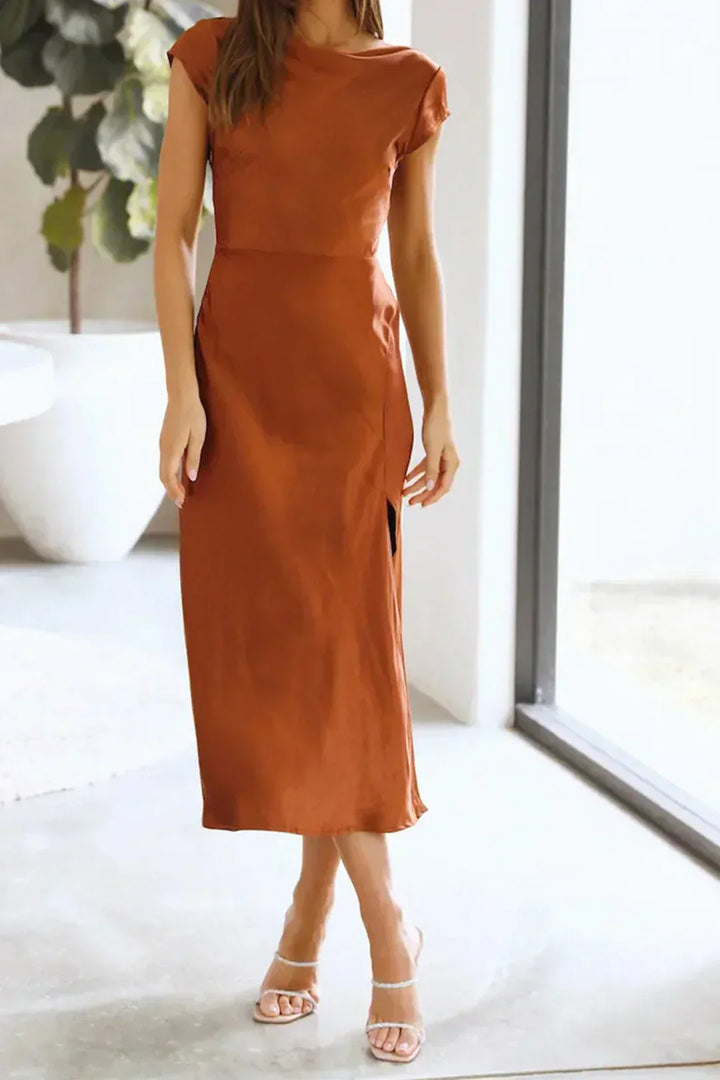 Zeitloses Damen Slipkleid in Midi-Länge. Ideal als bequemes Sommerkleid für Freizeit & Abend.