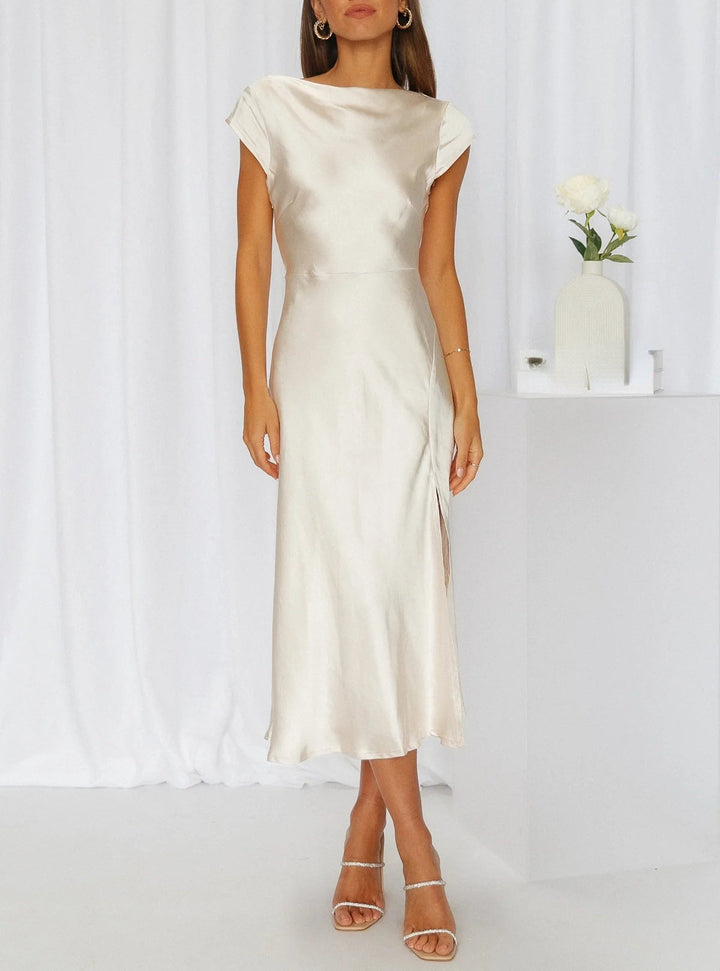 Figurschmeichelndes Damen Slip-Midikleid. Elegant & vielseitig für sommerliche Freizeit- und Abendoutfits.