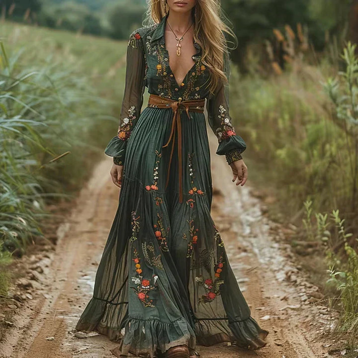 Elegantes Damen Sommer Maxikleid im Boho-Stil mit fließendem Stoff und zarten Rüschen, perfekt für Freizeit & Urlaub.