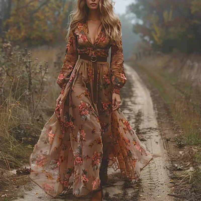 Trendiges Damen Maxikleid mit Rüschen im Boho-Stil. Ein bequemes Freizeitkleid aus fließendem Material für den Sommer.