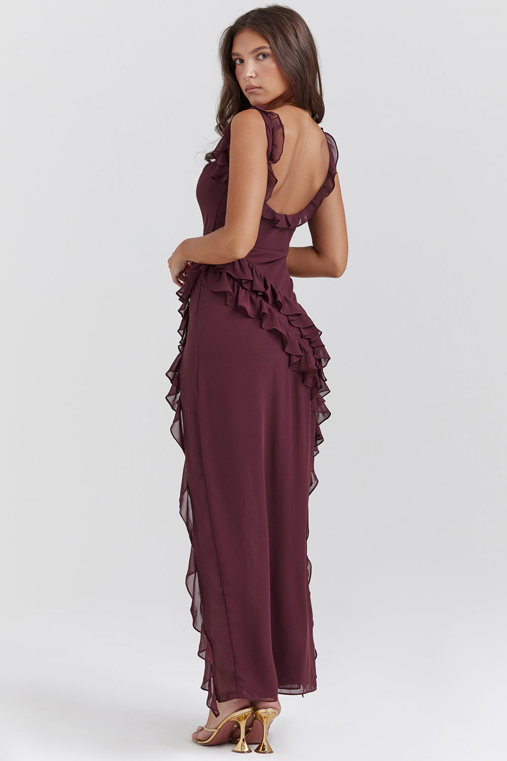 Schickes Damen Sommerkleid, lang, mit Rüschendetails und Frontschlitz. Moderne Frauenmode.