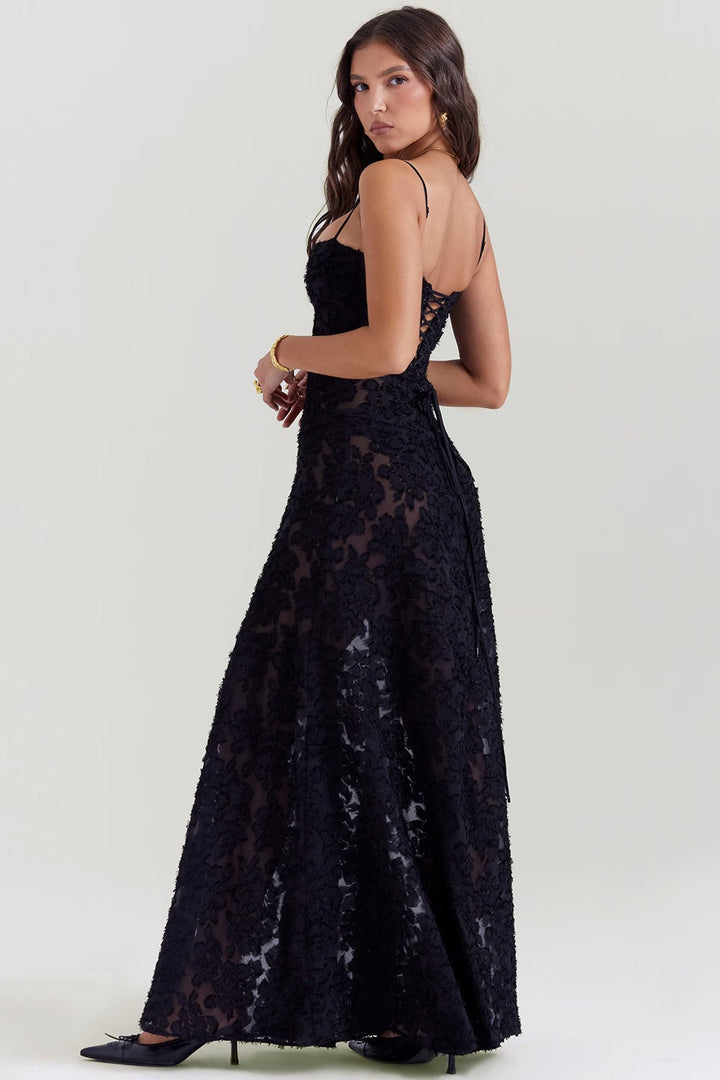 Romantisches Damen Spitzen Abendkleid im Maxikleid-Stil. Perfekt für festliche Anlässe und besondere Abende.