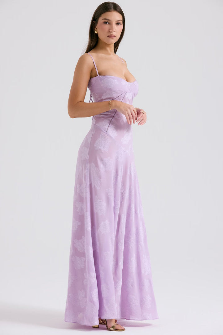 Damen Abendkleid im Maxikleid-Stil mit zarter Spitze, festlich & elegant für Herbst-Events.