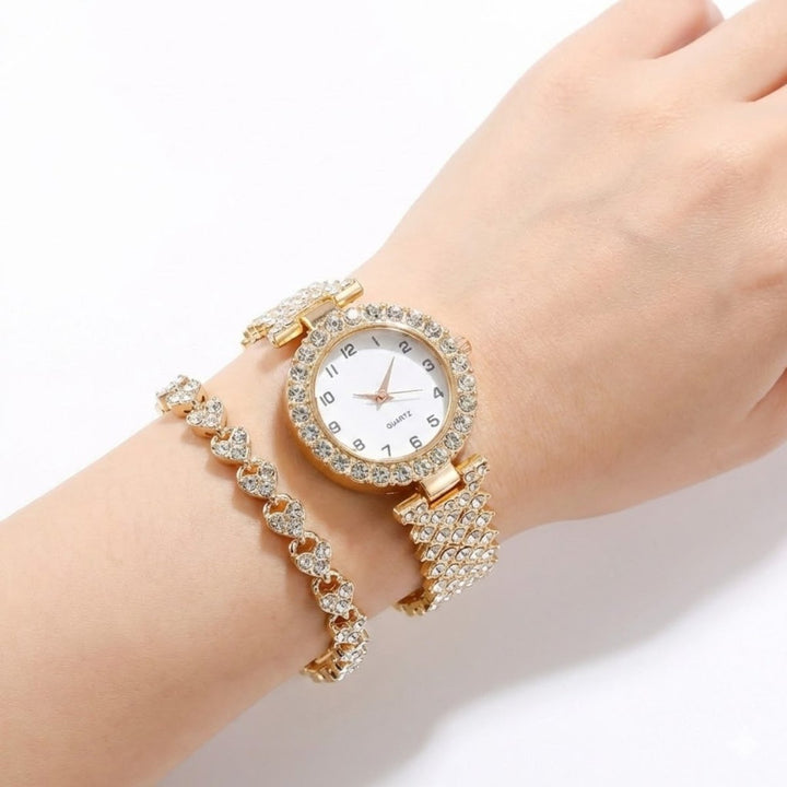 Elegantes Damen Uhrenset mit Glitzersteinen und passendem Herzarmband, ein luxuriöses Roségold Accessoire.