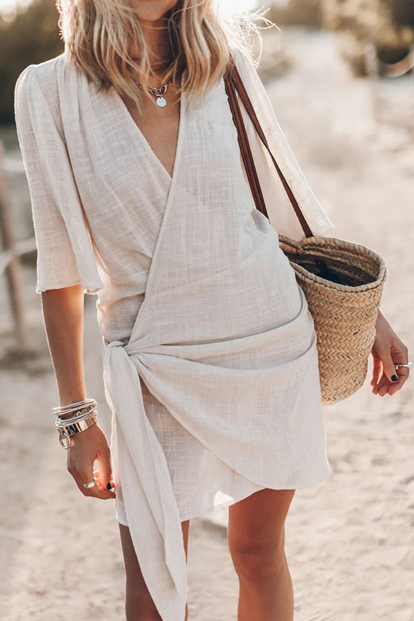 Elegantes Damen Wickel-Minikleid mit asymmetrischem Saum, ideal als Sommer- oder Tageskleid für Freizeit.