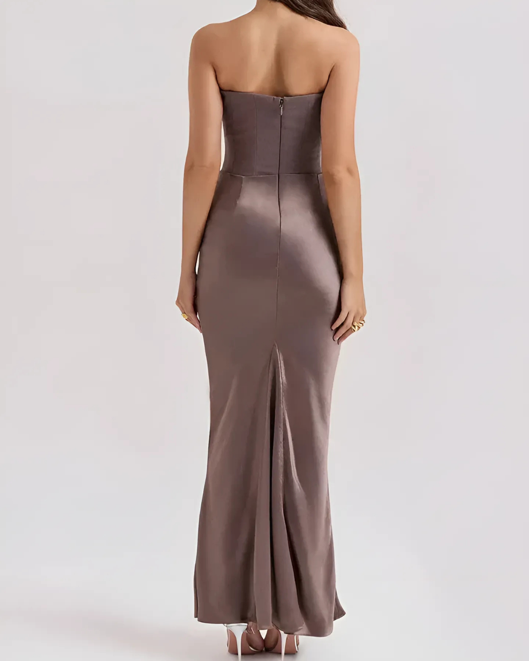 Langes, fließendes Maxikleid für Damen mit eleganter Drapierung, perfekt als Abendkleid oder Hochzeitsgast-Look.
