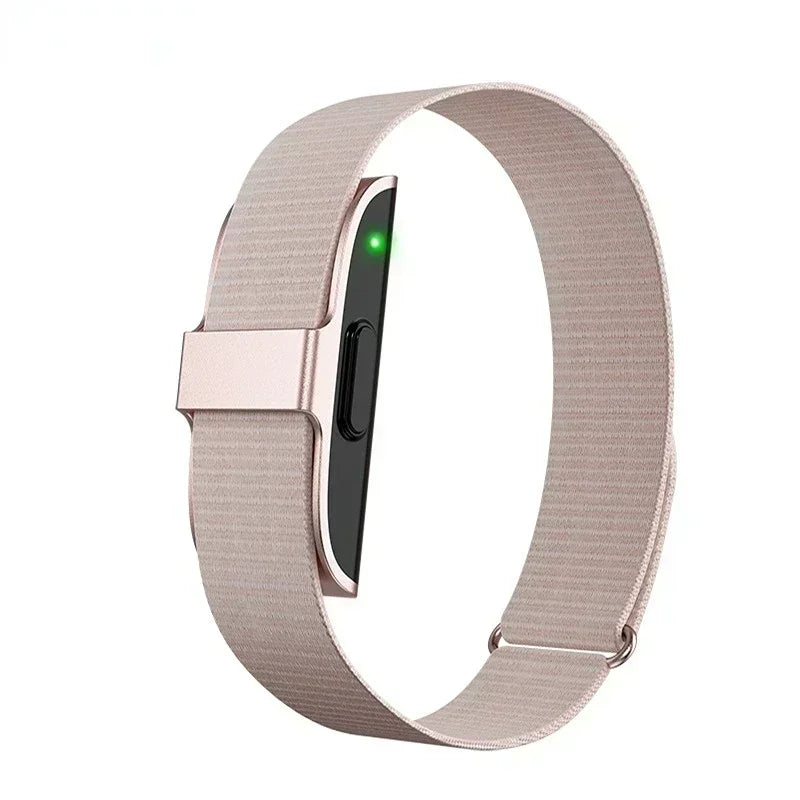 "Elegantes Fitness Armband IP68 in Roségold, zeigt Schrittzähler und Gesundheitsdaten, ideal für Frauen mit Stil."