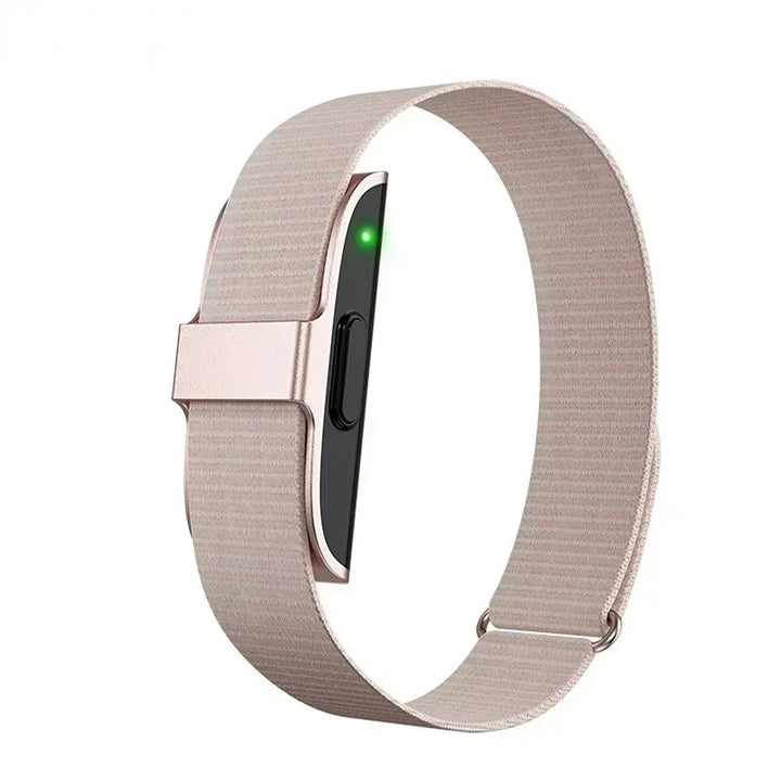 "Elegantes Fitness Armband IP68 in Roségold, zeigt Schrittzähler und Gesundheitsdaten, ideal für Frauen mit Stil."