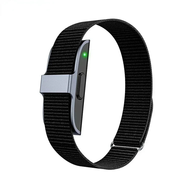 "Elegantes Fitness Armband IP68 in Roségold, zeigt Schrittzähler und Gesundheitsdaten, ideal für Frauen mit Stil."