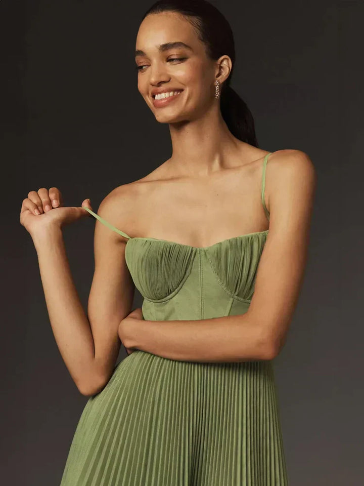 Grünes Damen Bustierkleid, ideal als Hochzeitsgast-Outfit oder Partykleid. Mit elegantem Plissee-Design.