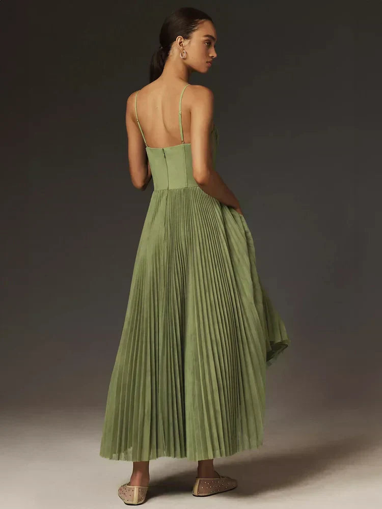 Festliches grünes Damen Midikleid mit plissiertem Bustier. Ideal für Abendmode & herbstliche Events.