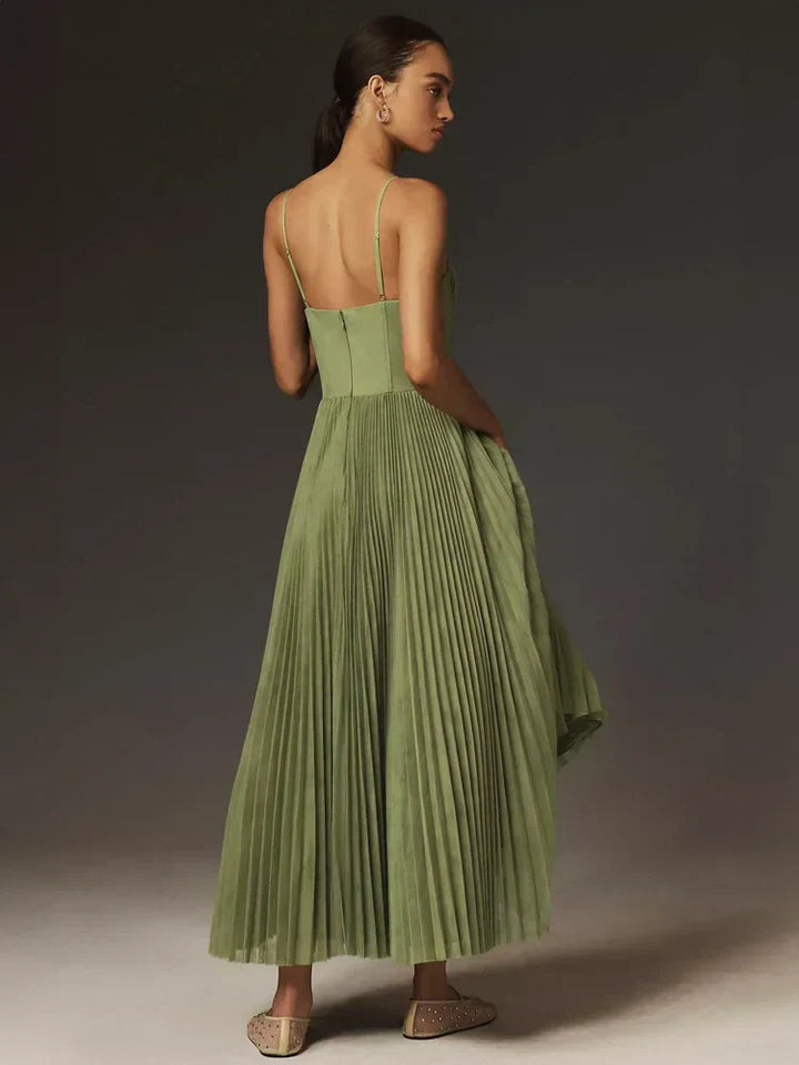 Festliches grünes Damen Midikleid mit plissiertem Bustier. Ideal für Abendmode & herbstliche Events.