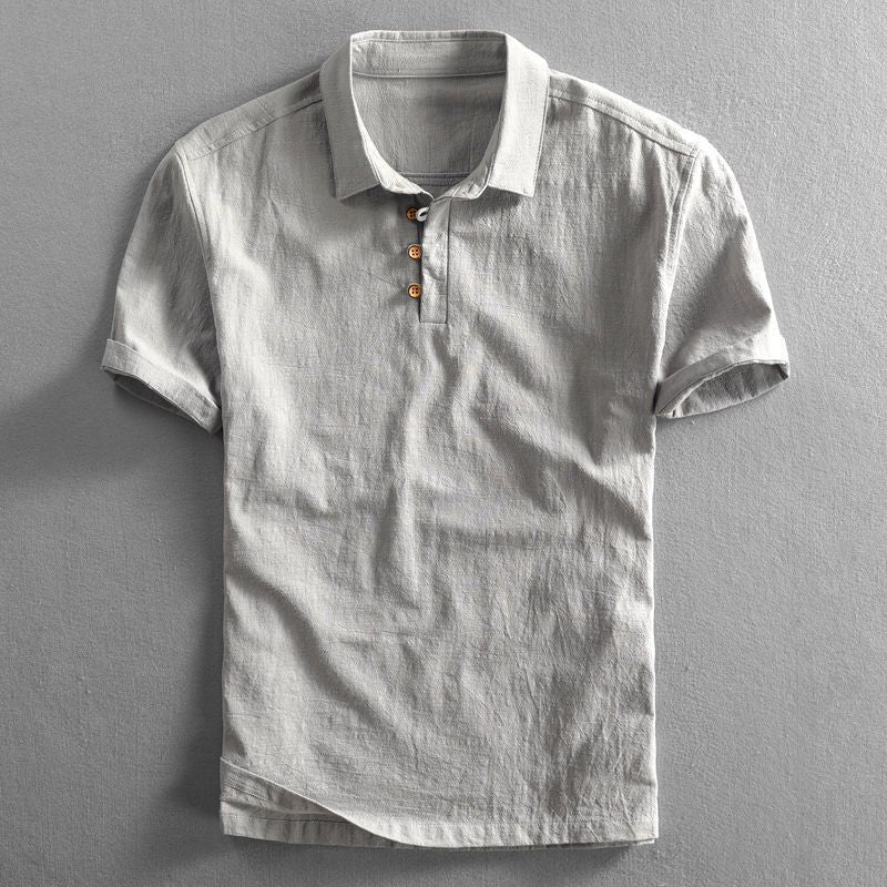 Stilvolles Herren Polohemd mit Stehkragen, einfarbig. Vielseitiges Basic für elegante Freizeit- und Business Casual Outfits.