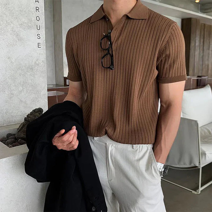 Modernes Herren Poloshirt mit Kragen. Ideale Alltagskleidung & Herbstmode für einen smarten Casual-Look.