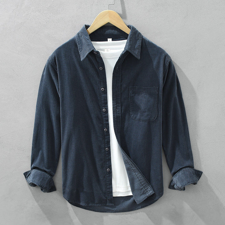 Detailansicht Herren Retro-Hemd. Hochwertiges Langarmhemd für Eleganz im Alltag. Stilvolle Männerkleidung.