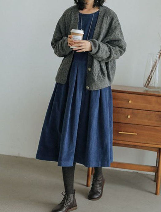 Elegantes langes Damenkleid für festliche Anlässe. Zeitlose Frauenmode, perfekt für einen stilvollen Auftritt.