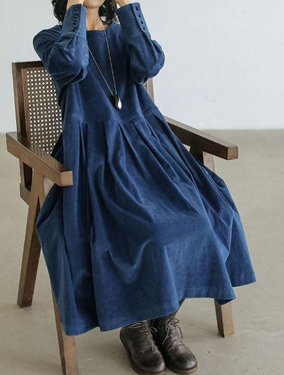 Festliches langes Damenkleid in elegantem Design. Stilvolles Abendkleid für besondere Feiern und formelle Events.