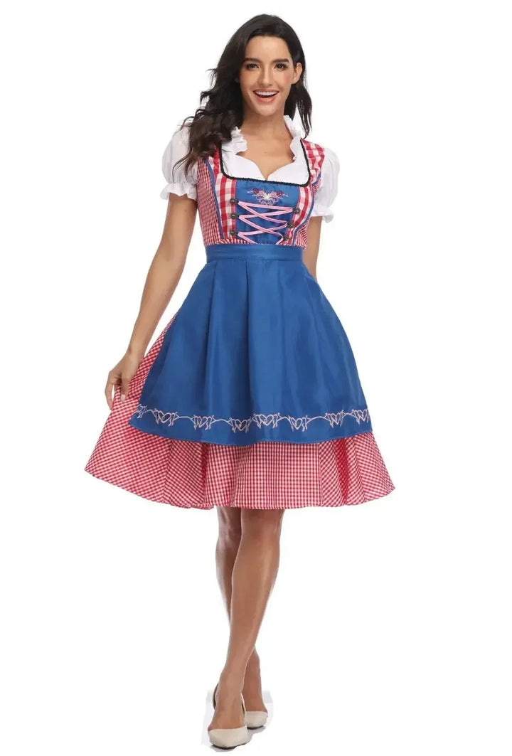 Stilvolles grünes Damendirndl mit blauer Schürze, modernes Festkleid mit traditionellem Charme.