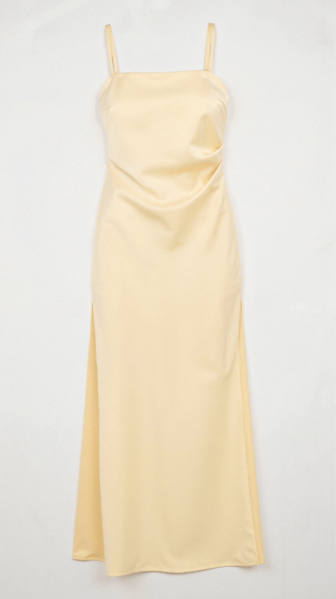 Elegantes Maxikleid mit Schlitz, Spaghetti-Trägern, fließendem Stoff, ideal für Sommermode und stilvolle Anlässe.