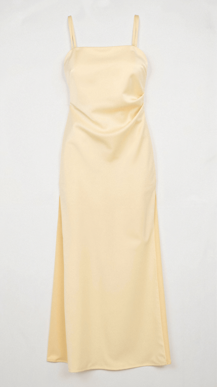 Elegantes Maxikleid mit Schlitz, Spaghetti-Trägern, fließendem Stoff, ideal für Sommermode und stilvolle Anlässe.