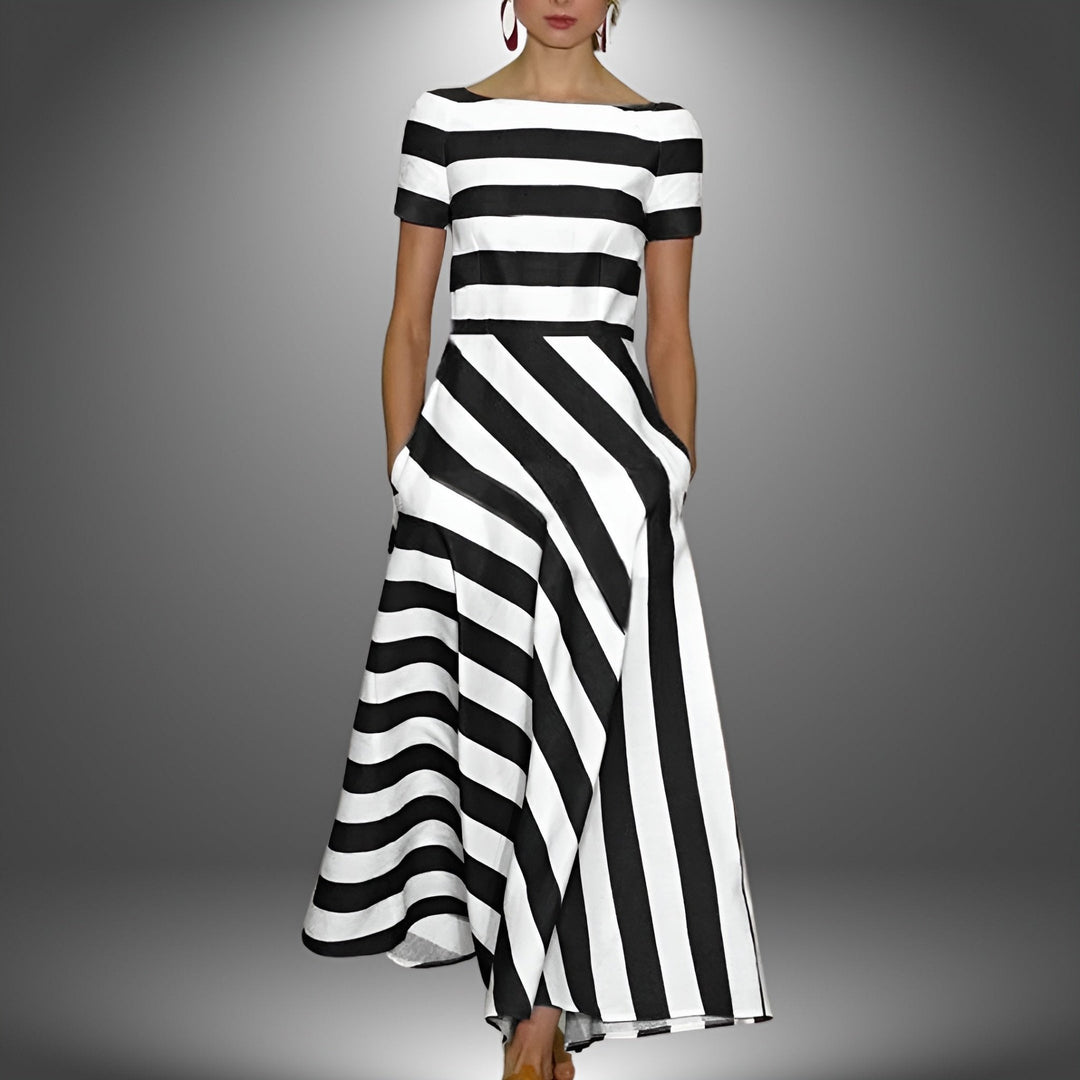"Elegantes Midikleid mit taillierter Passform, Midilänge, dezente Raffungen und eleganter Ausschnitt in femininem Stil."