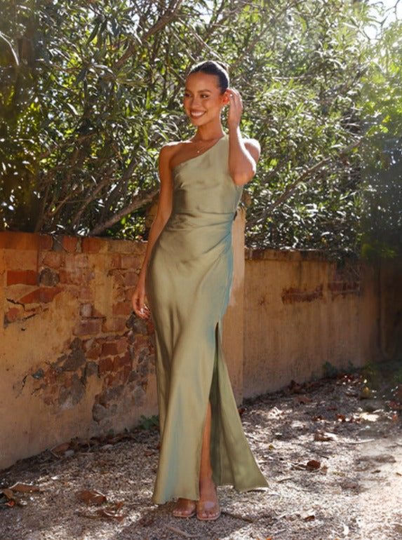Stilvolles Damen-Maxikleid mit One-Shoulder-Schnitt, fliessend und feminin. Ideal für besondere Anlässe.