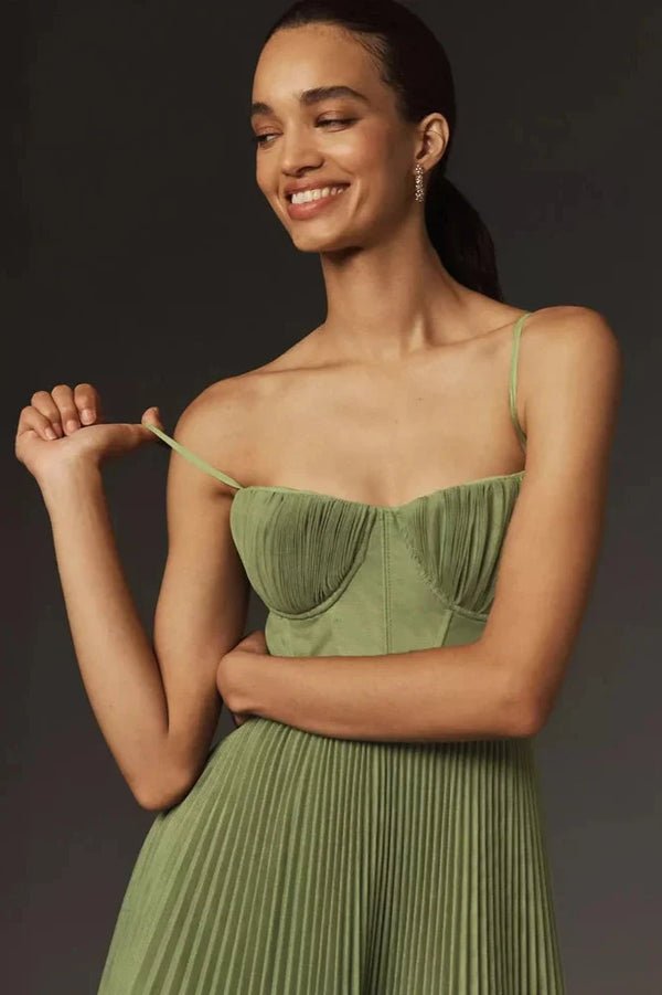 Elegantes Plissee Midi-Kleid in fließendem Stoff, Vorderansicht; ideal für Hochzeiten und besondere Anlässe.