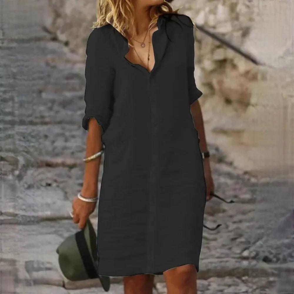 Ärmelloses Damen Shirtdress für den Herbst. Modernes Midikleid mit eleganter, fließender Silhouette und Knopfleiste.
